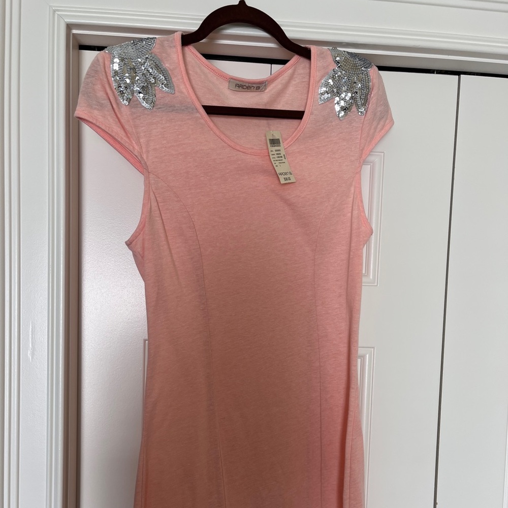 Arden b coral sequined padded shoulder appliqué t shirt dress large ( runs small